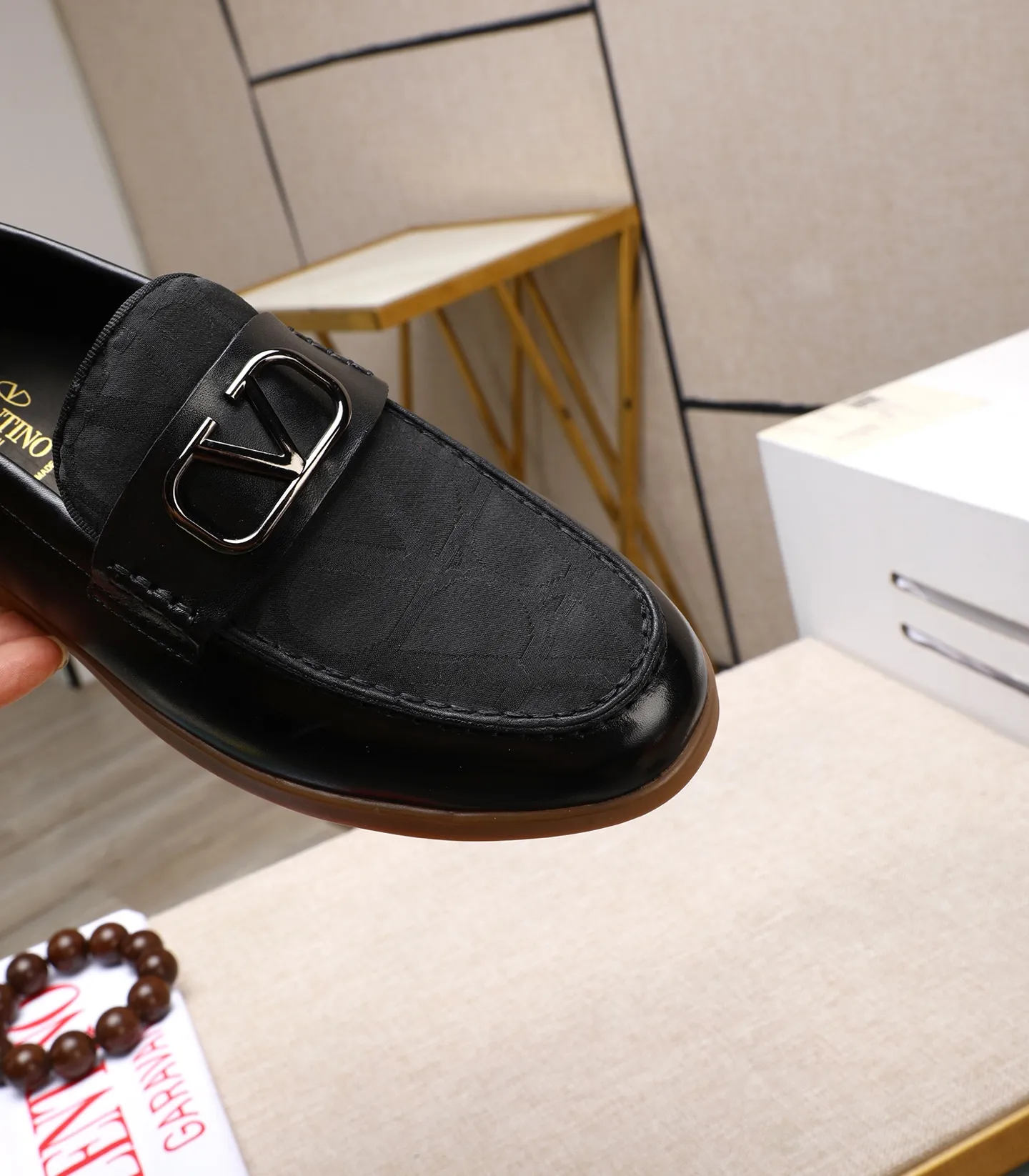 Men's shoes 💰520 [Valentino-Valentino] High-quality boutique men's shoes. The same style as the celebrities, original and authentic.✅ Made of imported cowhide + original apricot cowhide lining. The French luxury model is priced at 14,080 Swiss francs. It is also a Paris Fashion Week catwalk model. A brand can be deeply rooted in your heart, and a pair of shoes can make you linger. What you wear is not only noble, but also an aura. 👻Standard 38-45